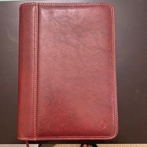 Classic size 5.5x8 zippered leather Franklin planner.